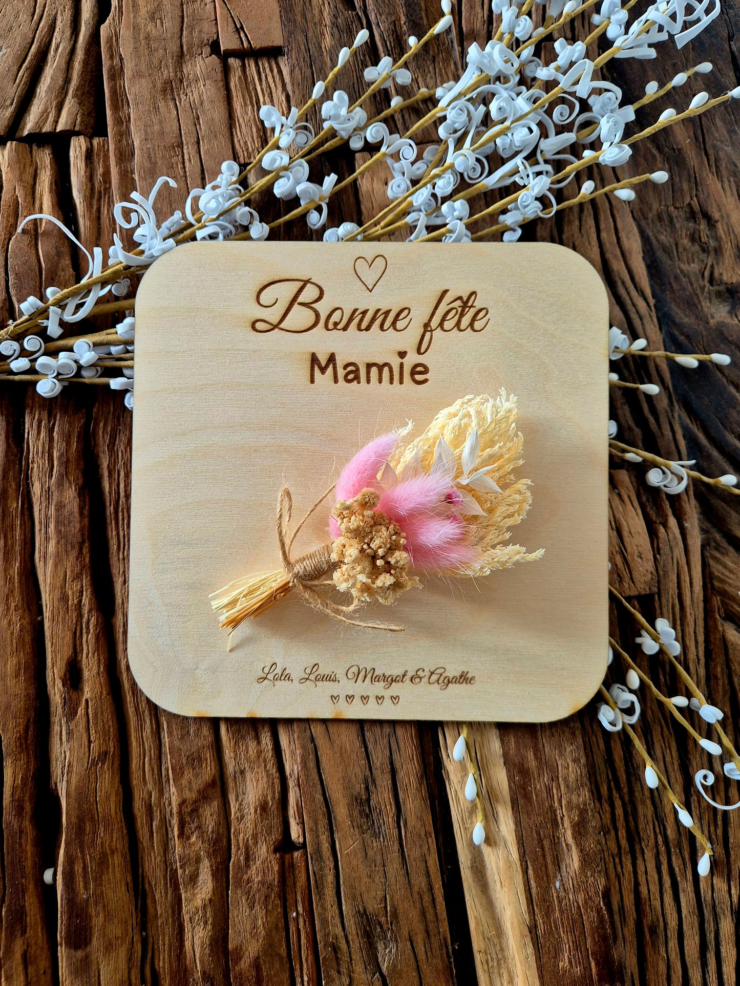 Pancarte en bois Bonne fête mamie – Cadeau personnalisé avec fleurs séchées – Prénoms gravés – Cadeau fête des grands-mères