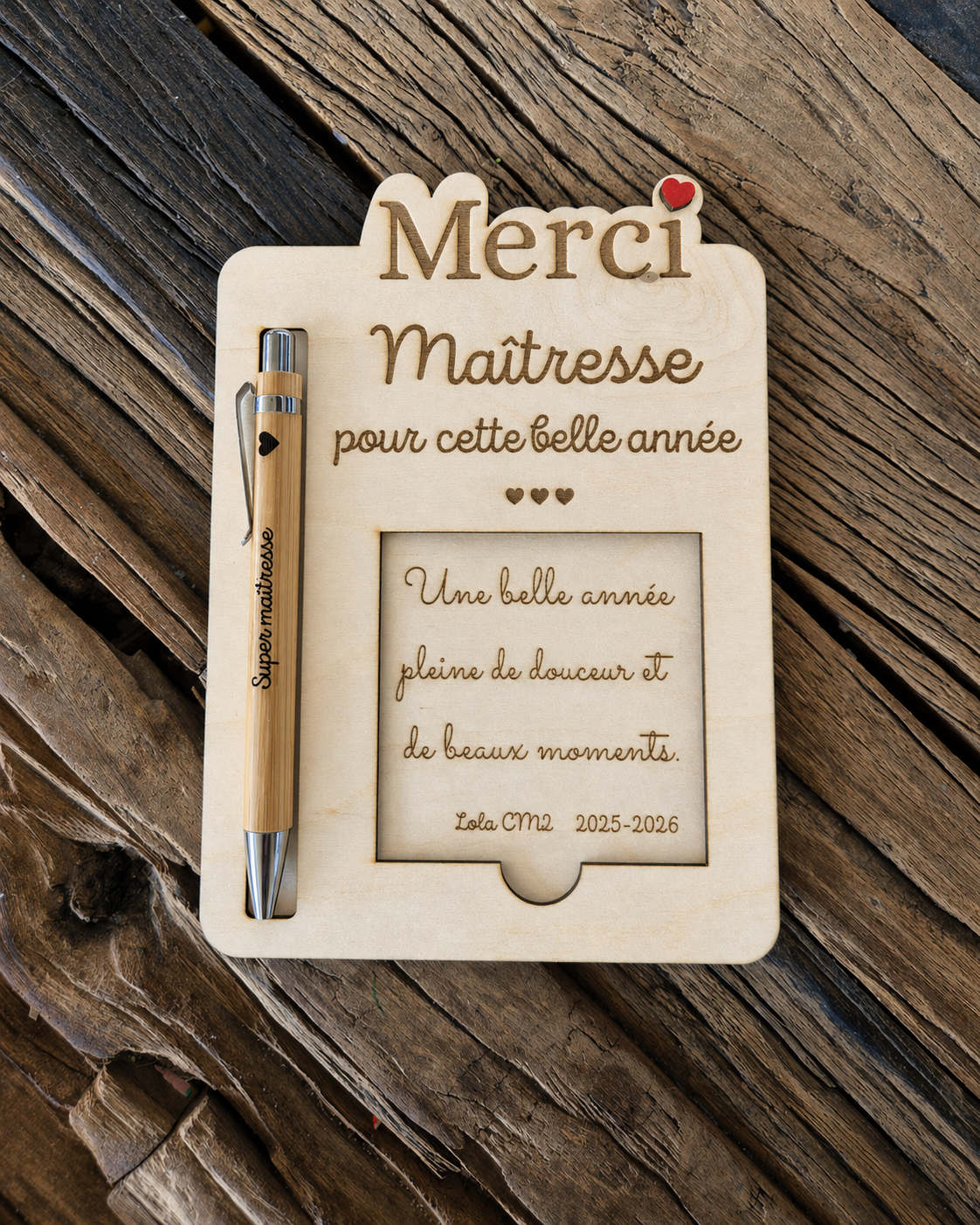 Cadeau maîtresse fin d’année personnalisé | Support post-it bois gravé | Cadeau enseignant original | Merci maîtresse | Cadeau ATSEM